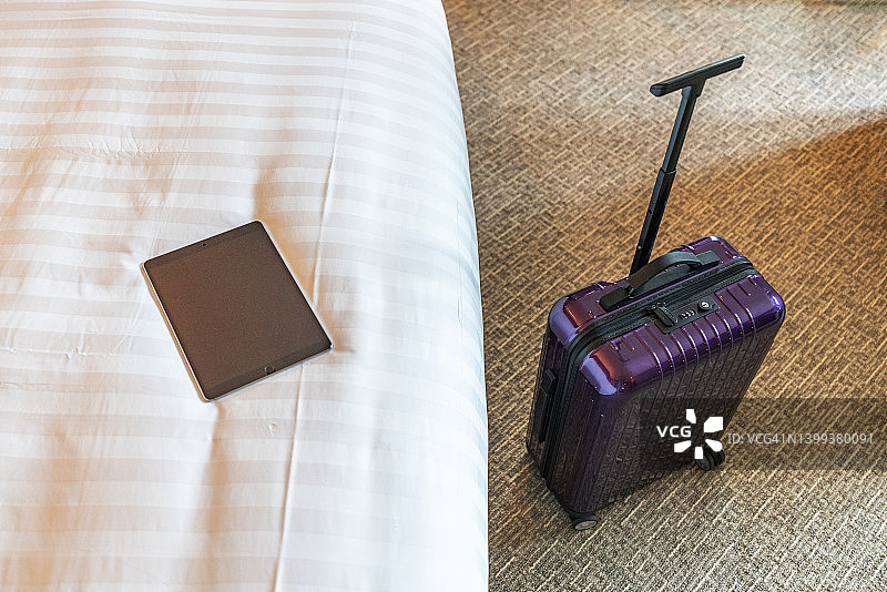 新旅程，带着行李到达酒店图片素材