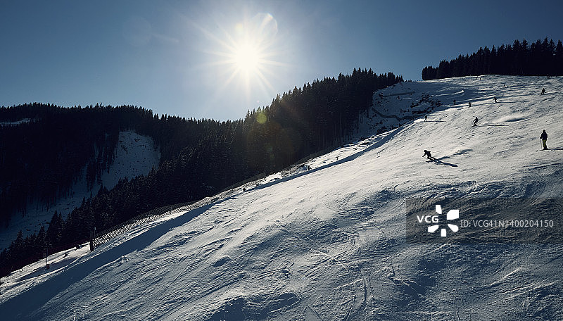 阳光明媚的滑雪场在泽尔Am See，奥地利图片素材