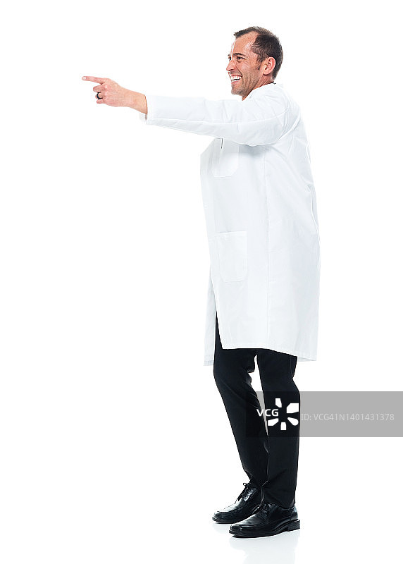 白种年轻男医生穿着白大褂站在白色背景前图片素材