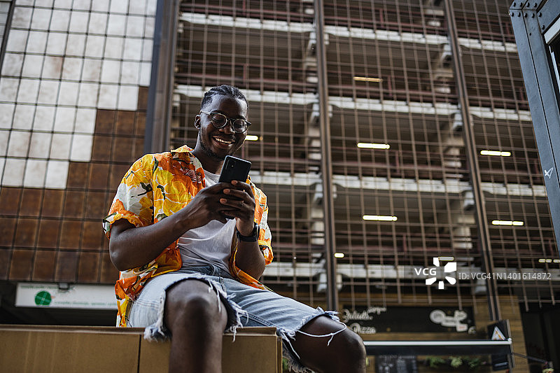 年轻的非洲裔美国人在看他的智能手机图片素材
