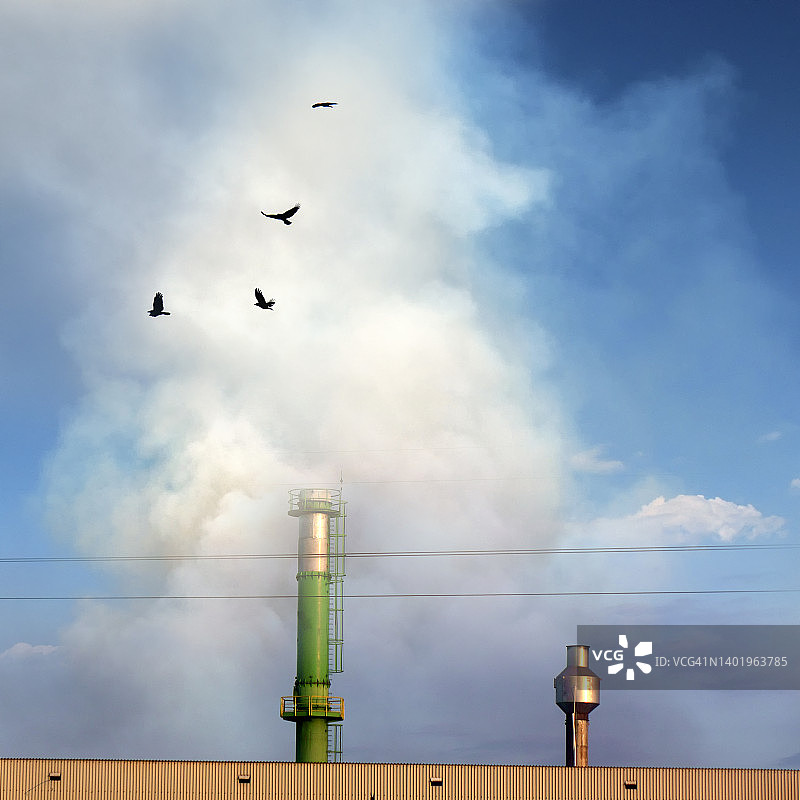 高大的工厂烟囱和空气污染的概念图片素材