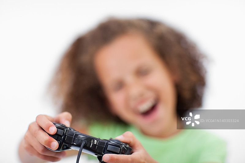 微笑的女孩在玩电子游戏图片素材