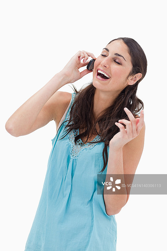 一个笑着打电话的女人的肖像图片素材