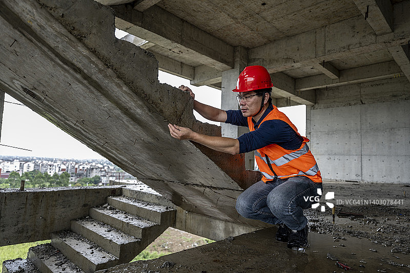 一名亚洲男工程师在工地检查工程质量。图片素材