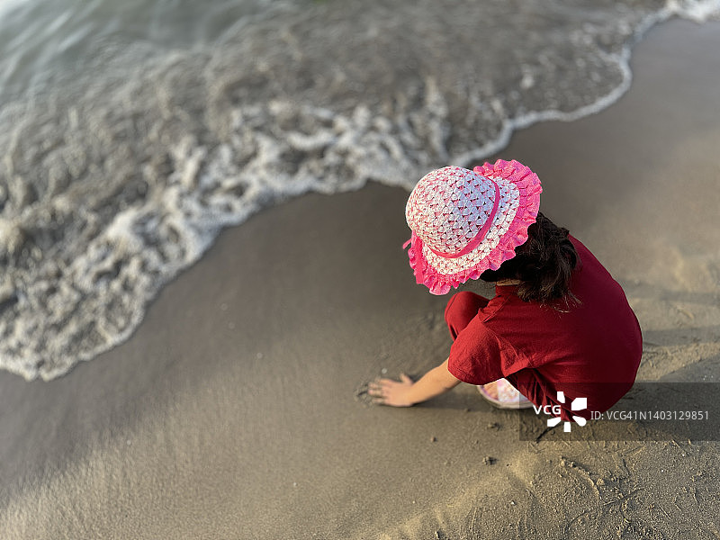 小女孩在沙滩上玩耍图片素材