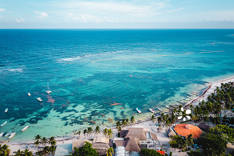 墨西哥昆塔纳罗奥的阿库马尔湾鸟瞰图。加勒比海，珊瑚礁，俯视图。美丽的热带天堂海滩图片素材