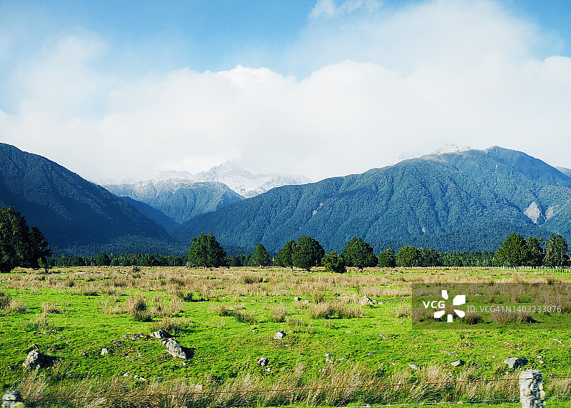 自然风光，草地，雪山，白色，白云，蓝天，新西兰图片素材