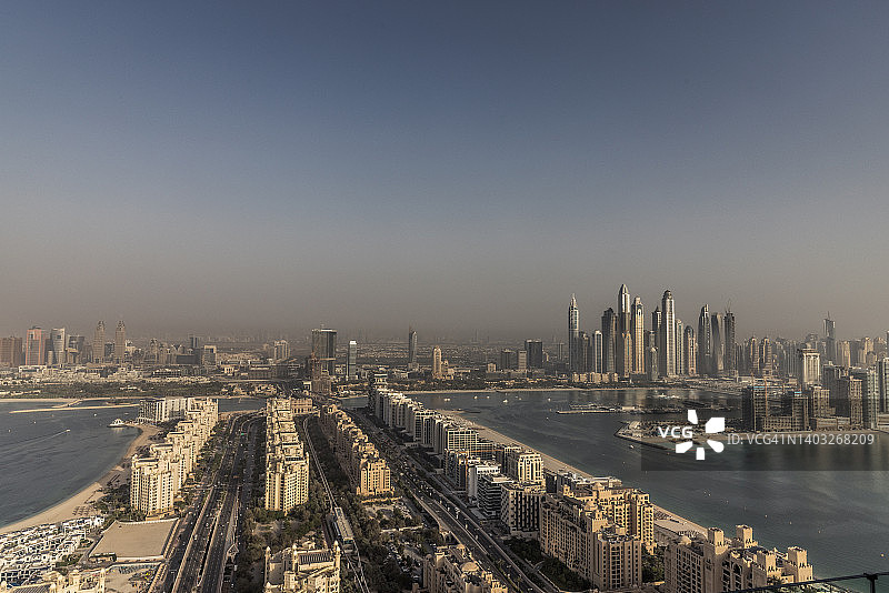 从高角度拍摄的朱美拉棕榈和迪拜码头的一部分，迪拜，阿联酋图片素材