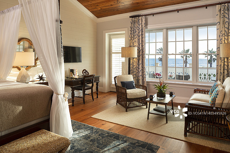 家庭室内卧室套房，通过大窗户可以看到大海图片素材