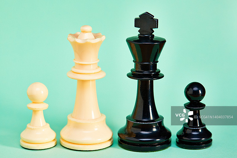 棋王、棋后和棋子代表一个多种族混合的家庭图片素材