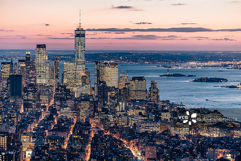 鸟瞰黄昏时分的曼哈顿市中心天际线/纽约图片素材
