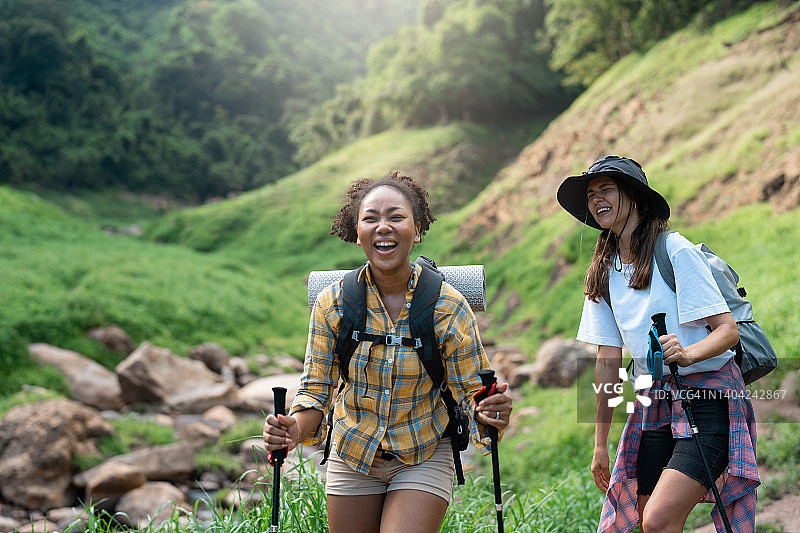 两个年轻女子在探索雨林时寻求冒险图片素材