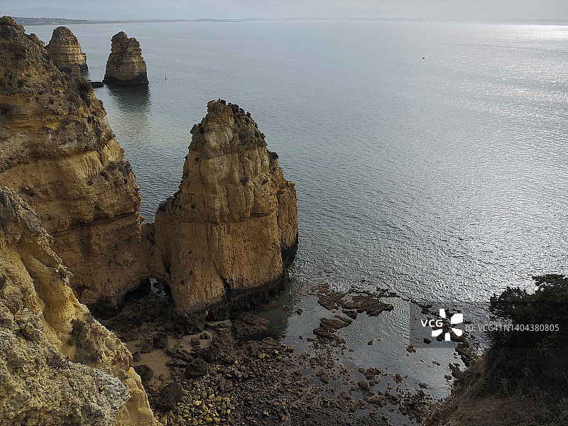 在拉各斯附近的Ponta da Piedade的侵蚀悬崖，阿尔加维，葡萄牙图片素材