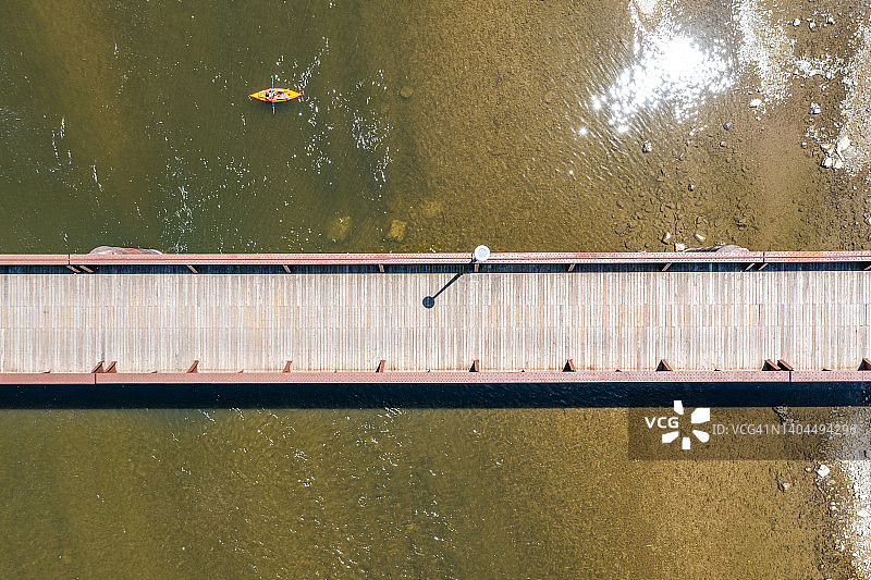 在加拿大布兰特福德格兰德河的胶合板桥上架空图片素材