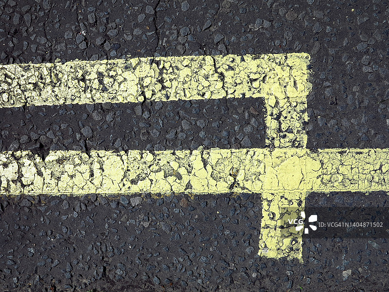 在英国伦敦的柏油路上画着黄线图片素材