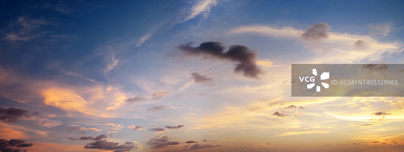 戏剧性的空日落天空只作为背景图片素材