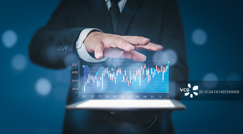 商人展示了一个不断增长的虚拟全息股票。蓝色背景上的业务规划和战略增长、进步或成功概念。图片素材