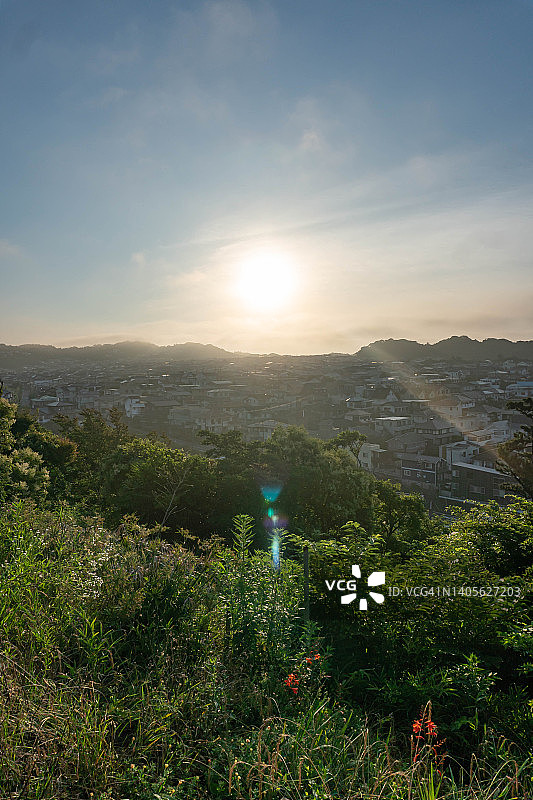 日本神奈川的住宅区，太阳冉冉升起图片素材