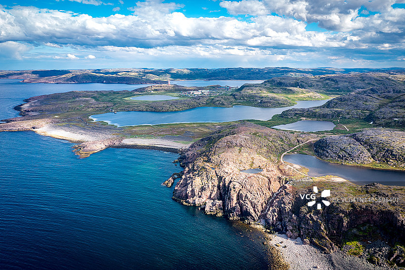 夏天苔原。捷里别尔卡附近的巴伦支海的岩石海岸线，鸟瞰全景。俄罗斯北部的风景。科拉半岛，摩尔曼斯克州，俄罗斯图片素材