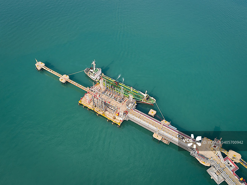 鸟瞰图油船油轮在炼油码头装卸石油，用于海上运输。图片素材