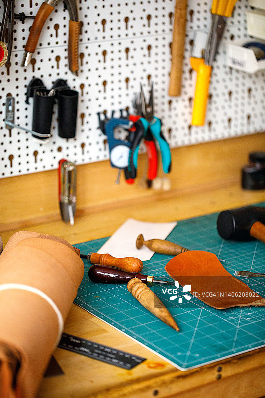 皮革制作工具皮革铁匠的办公桌，工作台，工作室的工作工具图片素材