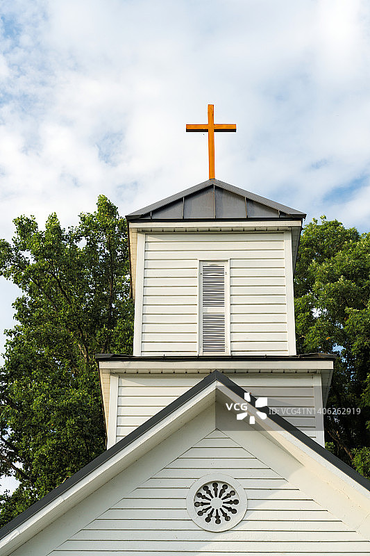 乡村教堂的尖塔和金十字架图片素材