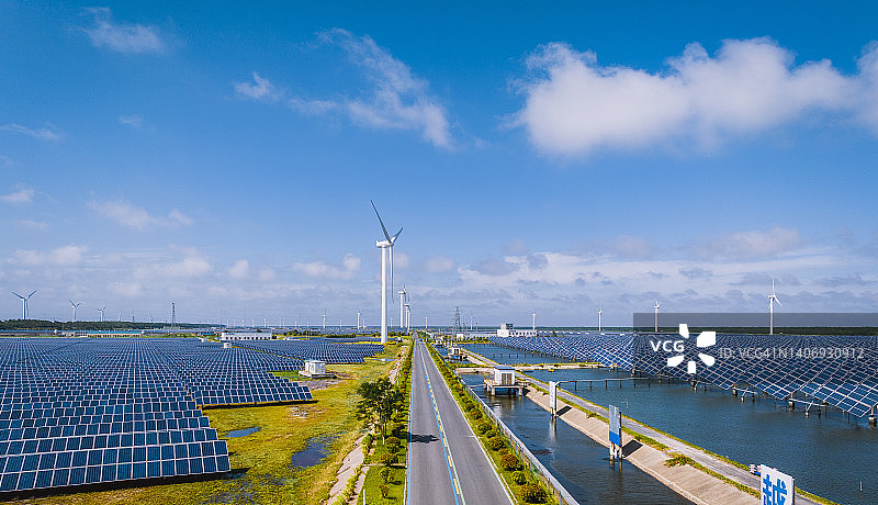 太阳能发电站和风力涡轮机鸟瞰图，混合了新的绿色能源图片素材