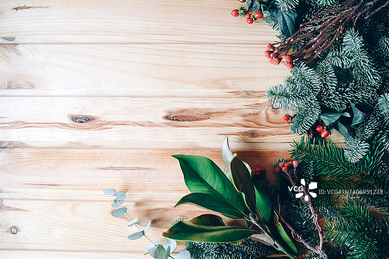 木制背景上的植物组成的圣诞节作品。新年的背景。卡。文本。寒假装饰。图片素材
