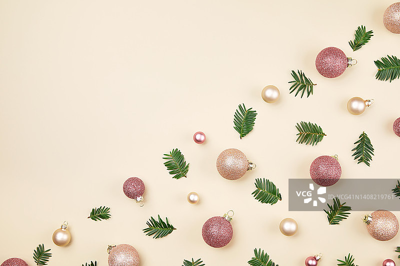 圣诞节静物组成粉彩粉红色圣诞饰品固体米色背景图片素材