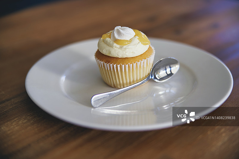 新鲜出炉的柠檬蛋白霜纸杯蛋糕图片素材