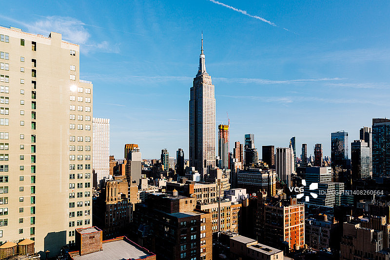 曼哈顿天际线在一个阳光明媚的日子，清澈的蓝天，高角度视角，美国图片素材