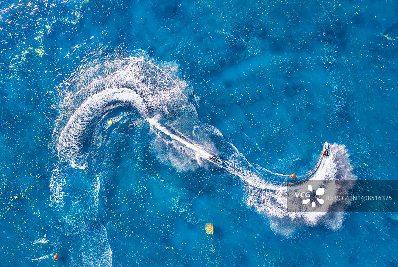 克罗地亚萨格勒布，贾润湖水上锦标赛。航拍航船在清澈湛蓝的海水在夏季日落。快速摩托艇的无人机俯视图。竞赛。水踏板车图片素材