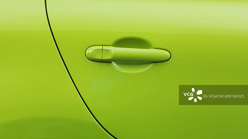 绿色轿车的细节和车门图片素材