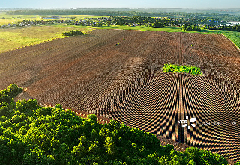 农田，无人机拍摄。耕地和土壤的耕作。图片素材