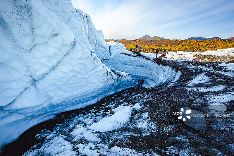 阿拉斯加马塔努斯卡冰川徒步一日游。图片素材