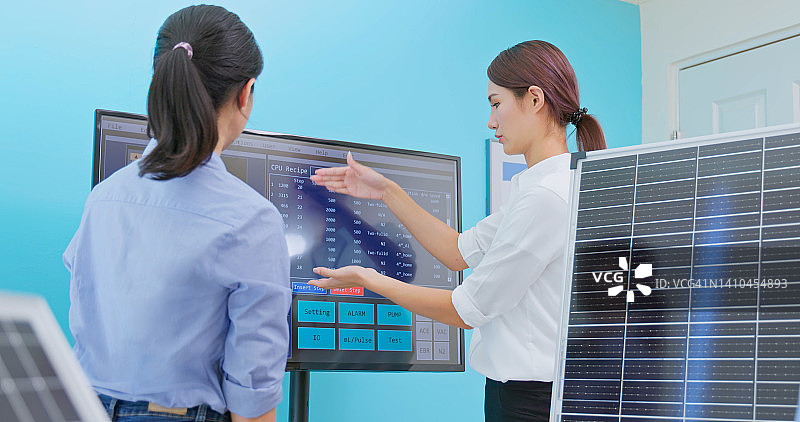 亚洲工程师与太阳能电池板图片素材