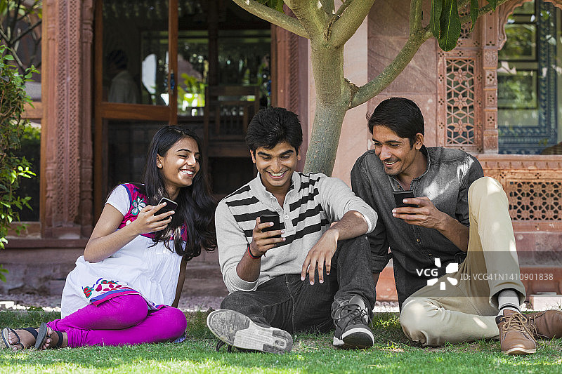 印度焦特布尔的一群朋友在使用他们的智能手机图片素材