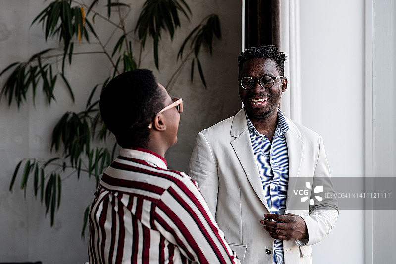 两个非洲裔同事在工作时开怀大笑图片素材