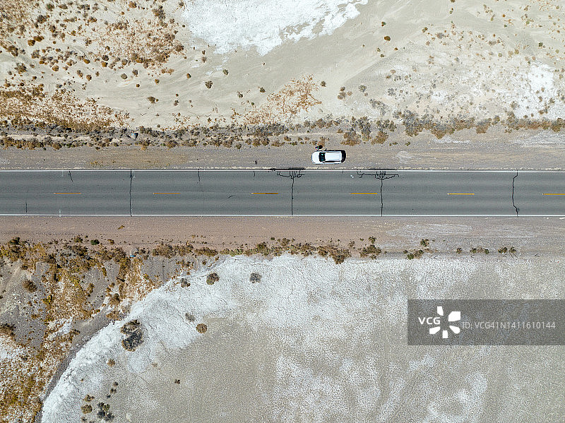 开车穿过沙漠图片素材