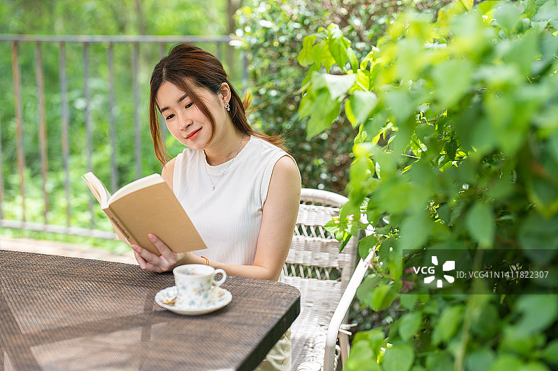 边喝茶边读书的少女图片素材