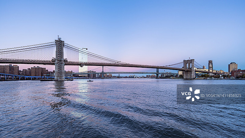 纽约布鲁克林和曼哈顿大桥的日落景观图片素材