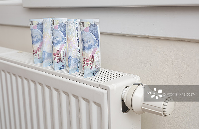 土耳其里拉纸币中的一个暖气散热器，概念昂贵的取暖费用图片素材