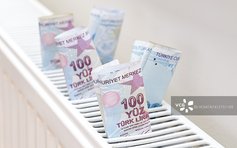 土耳其里拉纸币中的一个暖气散热器，概念昂贵的取暖费用图片素材