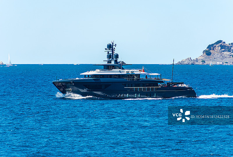 蓝色豪华游艇在地中海运动-海湾的La Spezia利古里亚意大利图片素材
