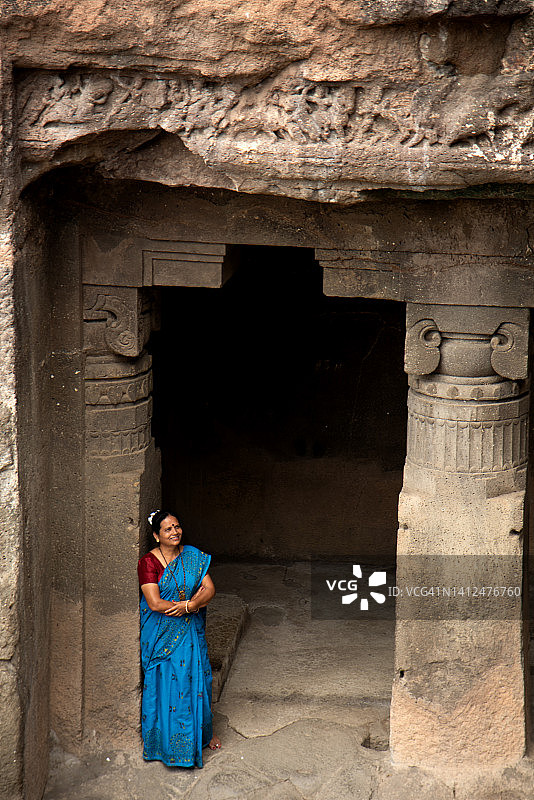 女游客参观联合国教科文组织世界遗产，印度埃洛拉洞穴。图片素材