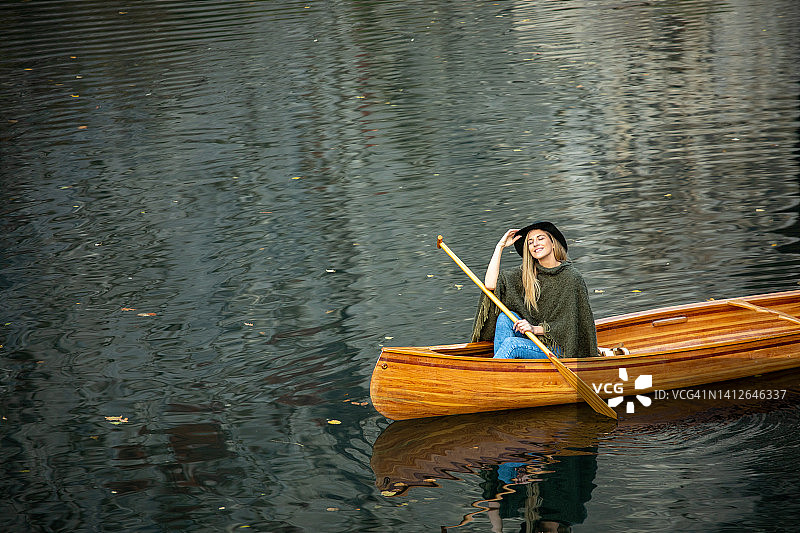 女人在独木舟上享受完美的一天图片素材