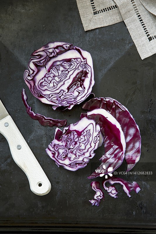 切红卷心菜和一把刀图片素材