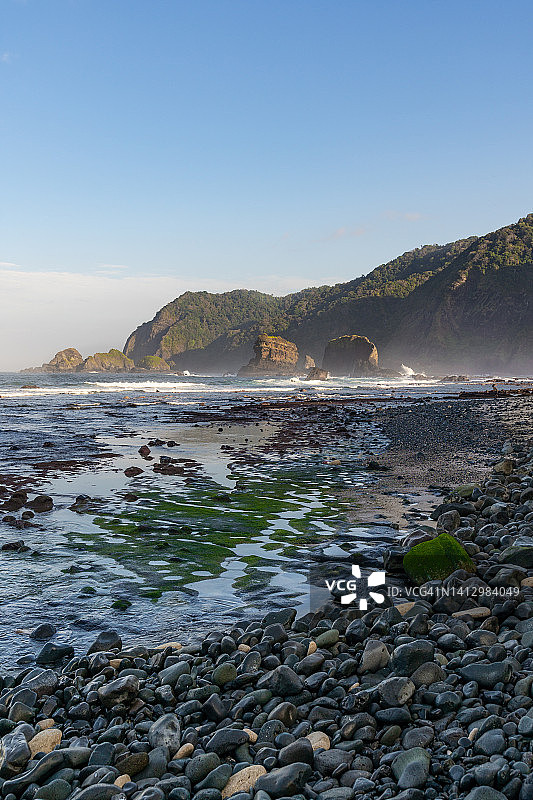海滩上巨大的岩石，美丽的早晨景色图片素材