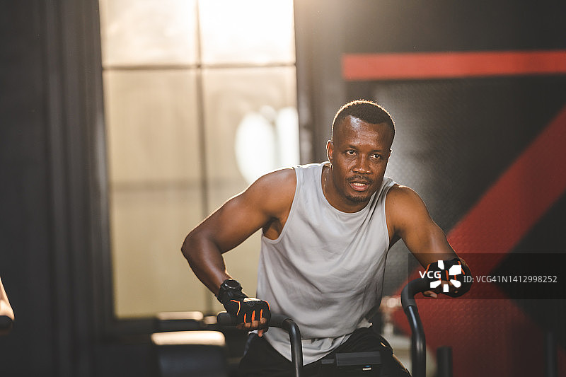 强壮的运动员白种人男性在体育馆里锻炼，在现代健身工作室进行健身训练，为身体肌肉健美和苗条，重体型和健康的生活方式的人图片素材
