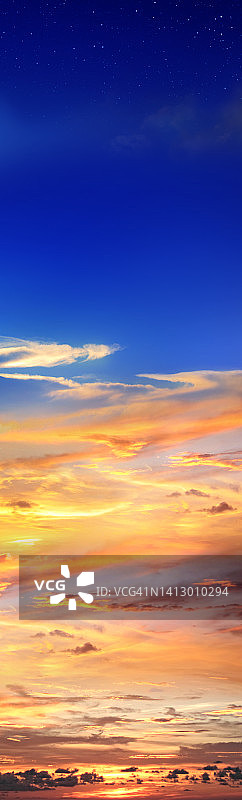戏剧性的空彩色日落天空垂直全景背景图片素材